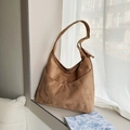 Borsa tote in camoscio marrone con tracolla larga in un ambiente domestico solare - Cachi