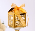 Dettagli di motivi a vite tagliati al laser su scatola regalo dorata con nastro - Oro Riflettente
