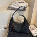 Sac hobo noir classique Maillard avec nœud tissé et détail de breloque en métal chic - Noir avec pendentif