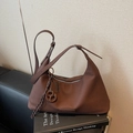 Sac hobo marron grainé avec un pendentif tressé et une bandoulière en cuir réglable - Café avec Pendentif