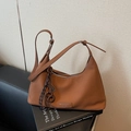 Sac à bandoulière hobo en cuir marron avec sangle réglable et charme tressé - Marron avec pendentif