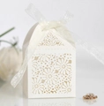 Detail der lasergeschnittenen weißen Hochzeitsbox mit Blumenmuster und Schleife - Elfenbein