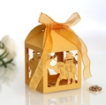 Détail de la boîte à bonbons dorée découpée au laser avec un nœud en organza chic - Beige Or
