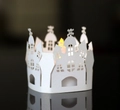 Dettaglio del copricandela di Halloween intagliato al laser con castello e luce LED - Bianco