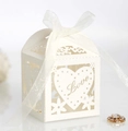 Elegante weiße lasergeschnittene Herz-Geschenkbox mit Love-Schrift und Seidenband - Elfenbein