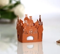 Dettaglio di lanterna in carta dorata tagliata al laser con design di castello e palazzo - Bronzo Antico