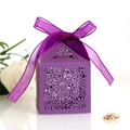 Detail der lila lasergeschnittenen Hochzeits-Geschenkbox mit Blumenmuster und Schleife - Dunkellila