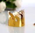 Vista macro dell'anello dorato traforato di Halloween con motivi di zucca e fantasmi incisi - Oro Riflettente