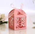 Detail der rosa lasergeschnittenen hohlen Spinnennetz-Geschenkbox mit schöner Chiffonschleife - Rosa