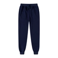 Detail der dunkelblauen Fleece-Jogginghose mit Kordelzug und gerippten Beinabschlüssen - Marineblau