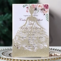 Détail de l'invitation de mariage découpée au laser avec silhouette de robe de mariée dorée - Or Clair Pailleté