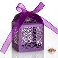 Détail boîte cadeau violette découpée au laser avec motifs floraux et ruban satin - Violet foncé