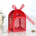 Détail d'une boîte à bonbons rouge découpée au laser avec motifs de fleurs - Rouge Perlé
