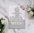 Gros plan d'une décoration de gâteau de mariage argentée avec silhouette de couple - Argent Pailleté