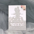 Dettaglio dell'invito di nozze argento glitterato con silhouette tagliata al laser - Argento Glitter