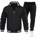 Herren Sportanzug in Schwarz mit gestreiften Rippbündchen und Stehkragen-Detail - Schwarz + Schwarze Hose