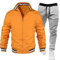 Detail eines Herren-Sportsets mit orangefarbener Windjacke und grauer Jogginghose im Set - Orange Und Hellgrau
