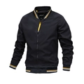 Detalle del cuello de punto elástico a rayas y la etiqueta de una chaqueta bomber negra - S / Negro