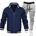 Detail der marineblauen Windjacke mit gestreiften Rippbündchen und grauer Jogginghose - Navy Blau Und Hellgrau