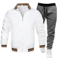 Detail der weißen Stehkragen-Sportjacke mit dreifarbigen Streifen und grauer Sporthose - Weiß Und Dunkelgrau