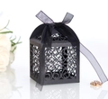 Détails de motifs de vigne découpés au laser sur une boîte cadeau noire avec ruban - Noir Kaki