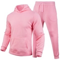 Detalle de un chándal de forro polar rosa con sudadera con capucha y pantalón con cordón - Rosa
