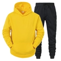 Set felpa con cappuccio gialla e pantaloni sportivi in pile neri su sfondo bianco - S / Top Giallo + Pantaloni Neri