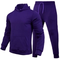Detalle de la textura de forro polar grueso en el conjunto de sudadera y jogger morado - Púrpura