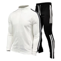 Detalle de chándal casual para hombre con chaqueta blanca de cremallera y pantalón cargo - S / Top Y Pantalón / Top blanco y pantalones cortos negros