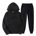 Dettaglio della stampa battito cardiaco su set sportivo nero in pile con cappuccio e pantaloni - Taglia S / Top E Pantaloni / Nero (Logo nero)