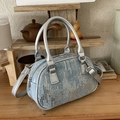 Borsa a tracolla in denim blu con paillettes ondulate e dettagli in argento - Argento
