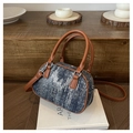 Dettaglio mini borsa a bauletto in denim blu con paillettes argento e cinturini in pelle - Marrone