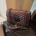 Dunkelbraune Stepptasche mit V-Förmiger Naht und schwarzem Kettenriemen für Damen - Braun