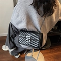 Schicke schwarze Stepptasche mit V-Nähten und mattschwarzem Kettenriemen für Damen - Schwarz
