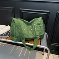 Dettaglio della borsa a tracolla in pelle scamosciata verde scuro con borchie e spallina larga - Verde