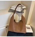 Dettaglio di una grande borsa tote in pelle marrone con cucitura verticale e tracolla - Cachi