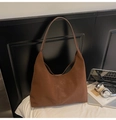 Dettaglio ravvicinato della borsa hobo marrone minimalista con cuciture e capienza - Marrone