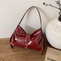 Retro Hobo-Tasche in Burgunderrot mit glänzendem Finish und silberner Metallschnalle - Rot
