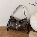 Retro dunkelbraune glänzende Leder-Unterarmtasche mit Metallhaken und Schnalle - Braun