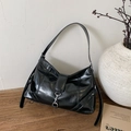 Retro Hobo-Tasche aus schwarzem Lackleder mit silberner Schnalle und Schultergurt - Schwarz