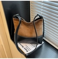 Detalle del bolso tote de ante y cuero negro con cremallera y correa larga para el hombro - Marrón