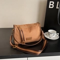 Borsa a tracolla in pelle scamosciata marrone con ampia tracolla a righe per il pendolarismo - Marrone