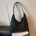 Borsa tote nera minimalista con finitura in pelle invecchiata e spalline sottili - Nero