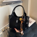 Sac seau rétro en cuir mat noir et vernis avec pampille décorative de style ethnique - Noir avec pendentif