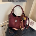 Sac seau vintage bordeaux avec empiècement en daim et pendentif à pampilles - Rouge Vin Avec Pendentif