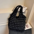 Bolso tote de punto negro chic con elegantes perlas blancas y detalles de flecos suaves - Negro