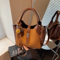 Sac seau vintage marron en cuir avec empiècements en daim et pompon décoratif - Marron avec pendentif