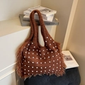 Bolso tote de punto marrón con perlas blancas y flecos bohemios en plataforma - Marrón