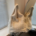 Bolso tote de punto beige con elegantes perlas blancas y flecos de plumas suaves - Blanco Roto
