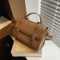 Retro braune Handtasche mit Wildleder-Patchwork und doppelten Schnallenriemen - Braun